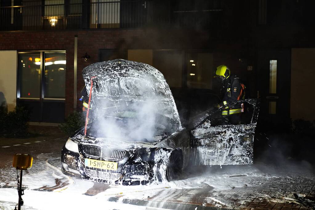 Auto op de parkeerplaats volledig uitgebrand