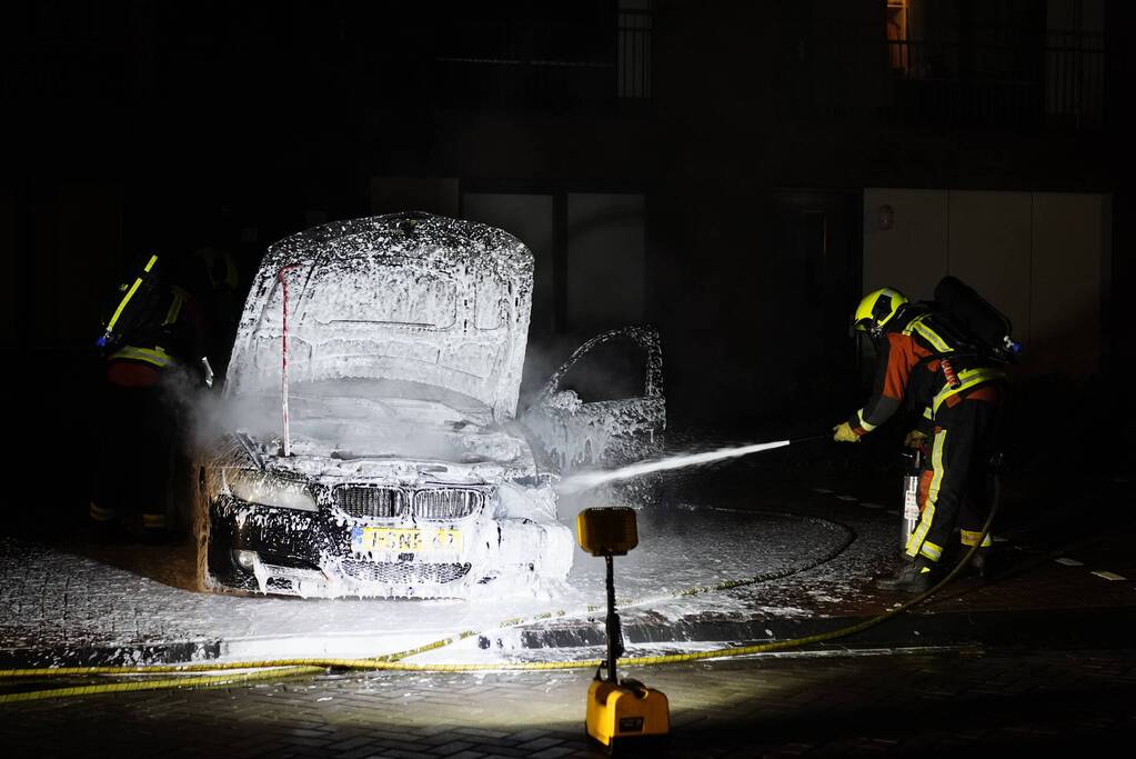 Auto op de parkeerplaats volledig uitgebrand