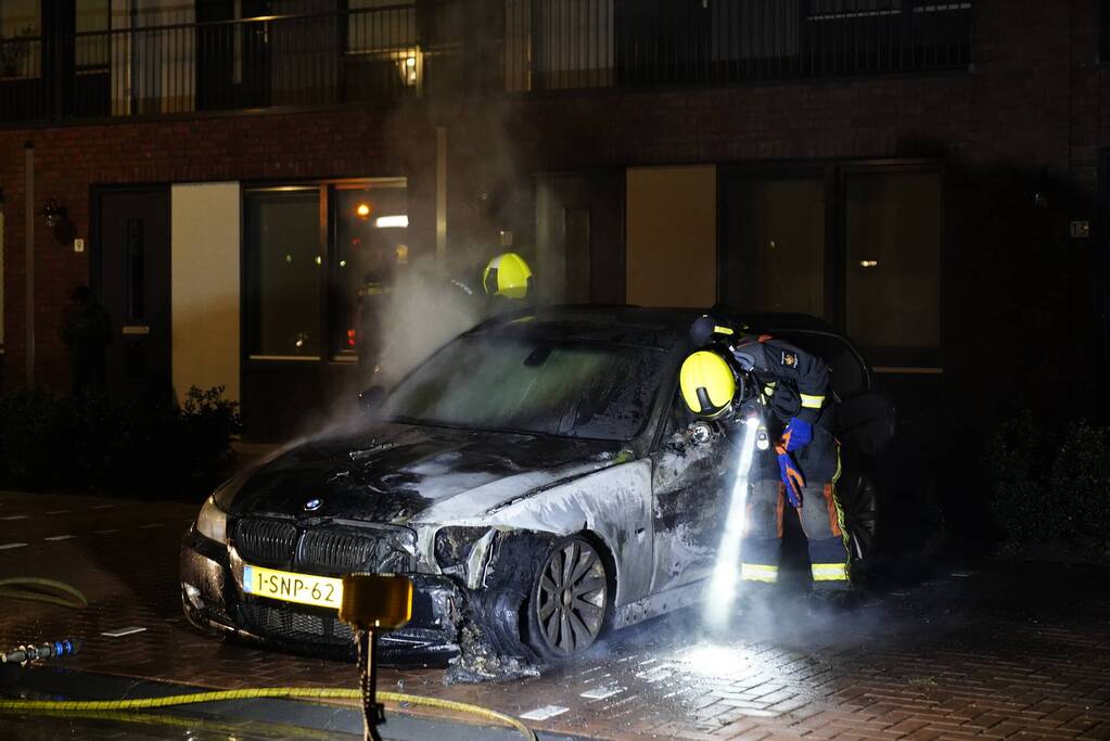 Auto op de parkeerplaats volledig uitgebrand