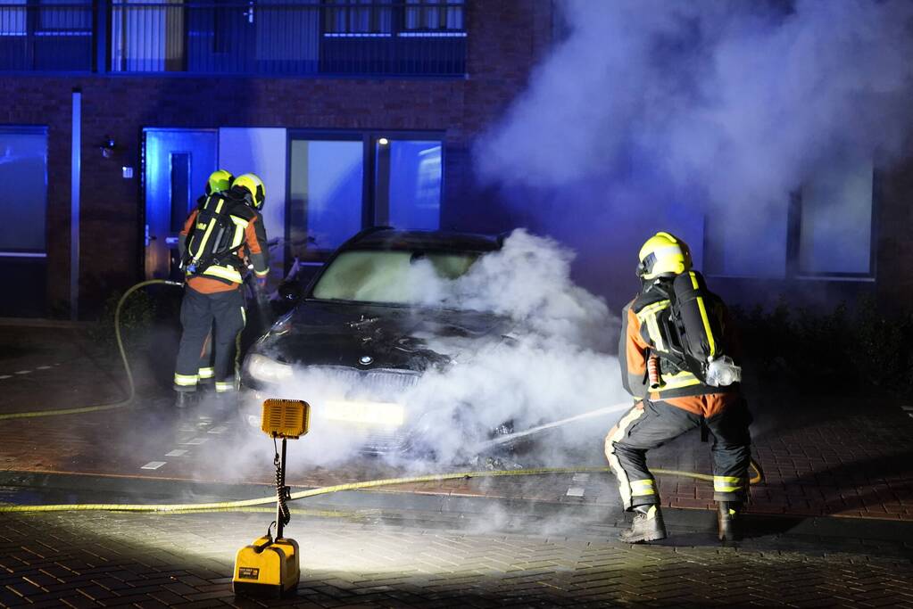 Auto op de parkeerplaats volledig uitgebrand