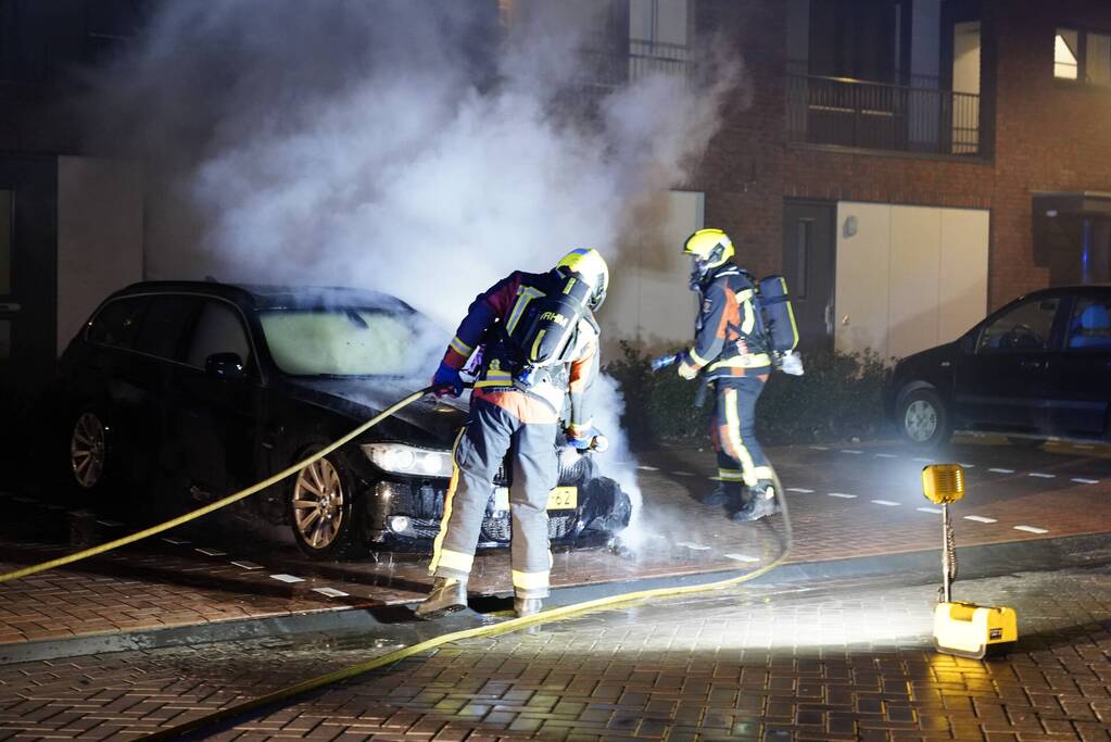 Auto op de parkeerplaats volledig uitgebrand