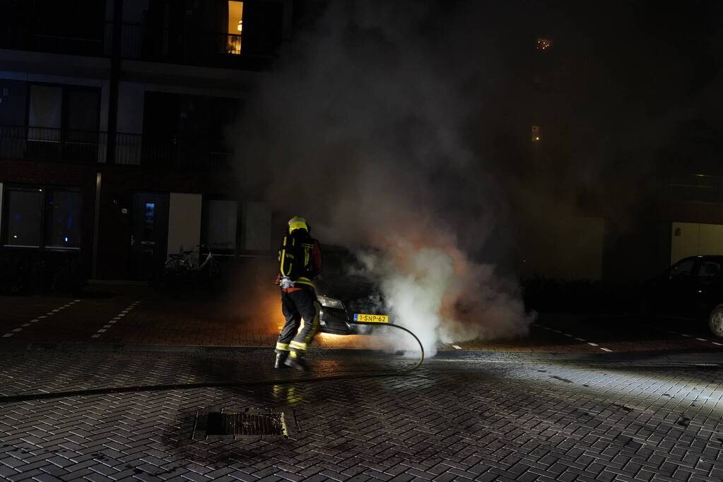 Auto op de parkeerplaats volledig uitgebrand