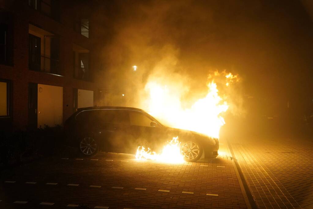 Auto op de parkeerplaats volledig uitgebrand