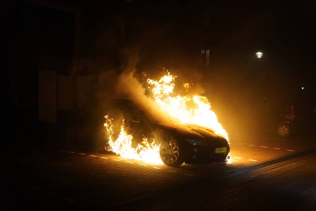 Auto op de parkeerplaats volledig uitgebrand
