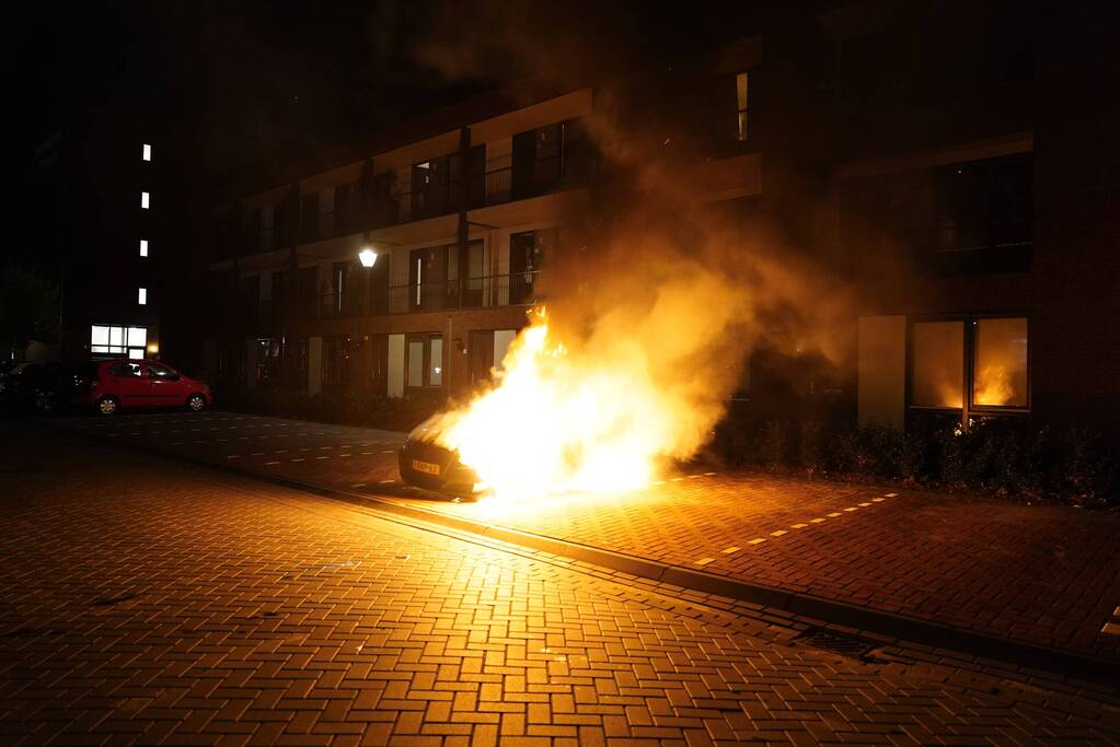 Auto op de parkeerplaats volledig uitgebrand