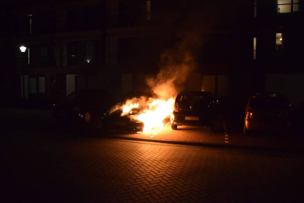 Auto op de parkeerplaats volledig uitgebrand