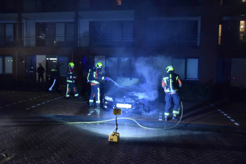Auto op de parkeerplaats volledig uitgebrand