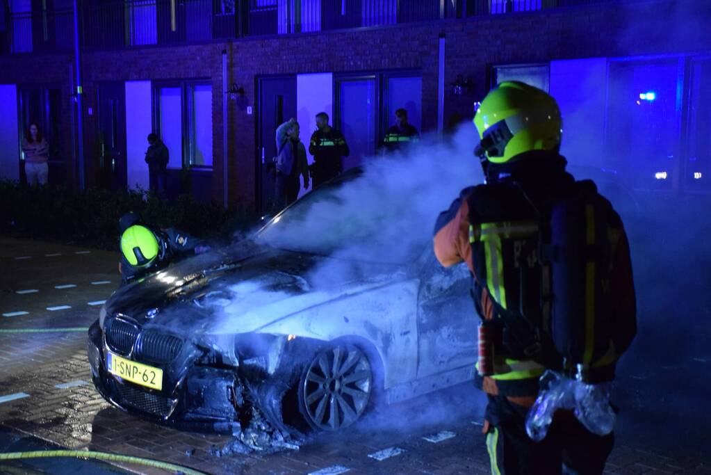 Auto op de parkeerplaats volledig uitgebrand