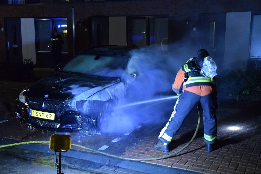 Auto op de parkeerplaats volledig uitgebrand