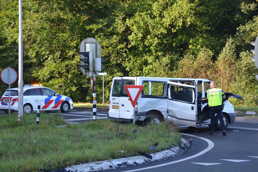 Twee gewonden bij forse aanrijding met auto en bestelbus