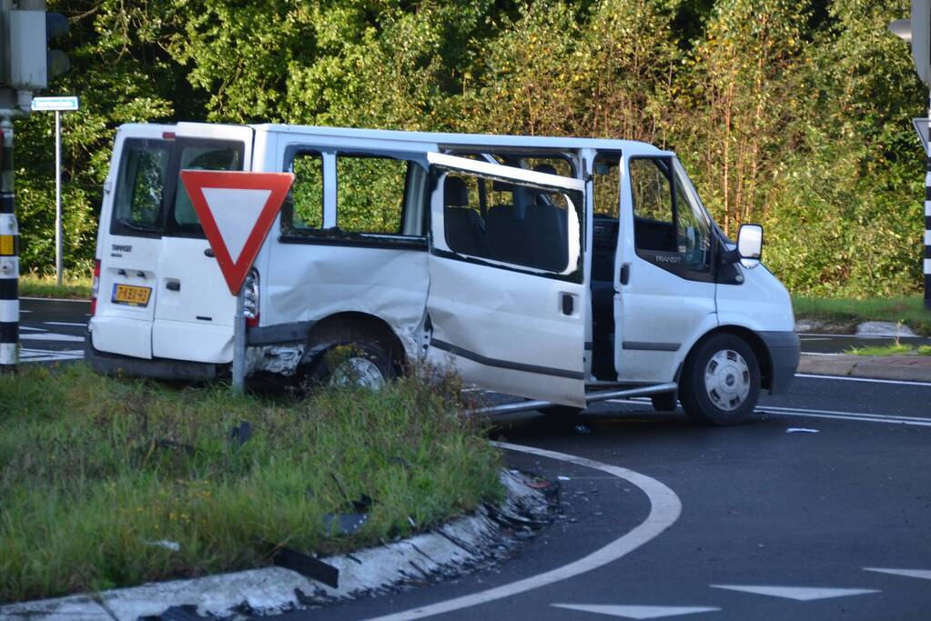 Twee gewonden bij forse aanrijding met auto en bestelbus
