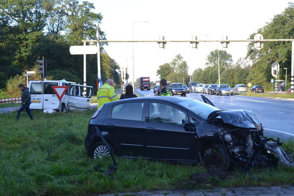 Twee gewonden bij forse aanrijding met auto en bestelbus