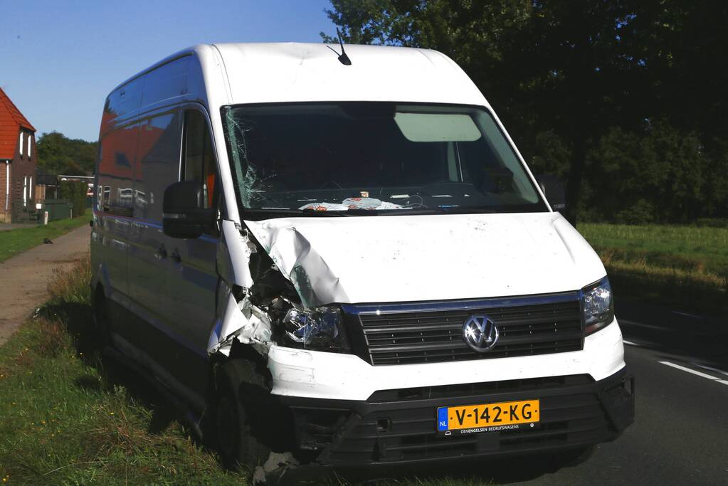 Bestuurder bestelbus rijdt lantaarnpaal uit de grond