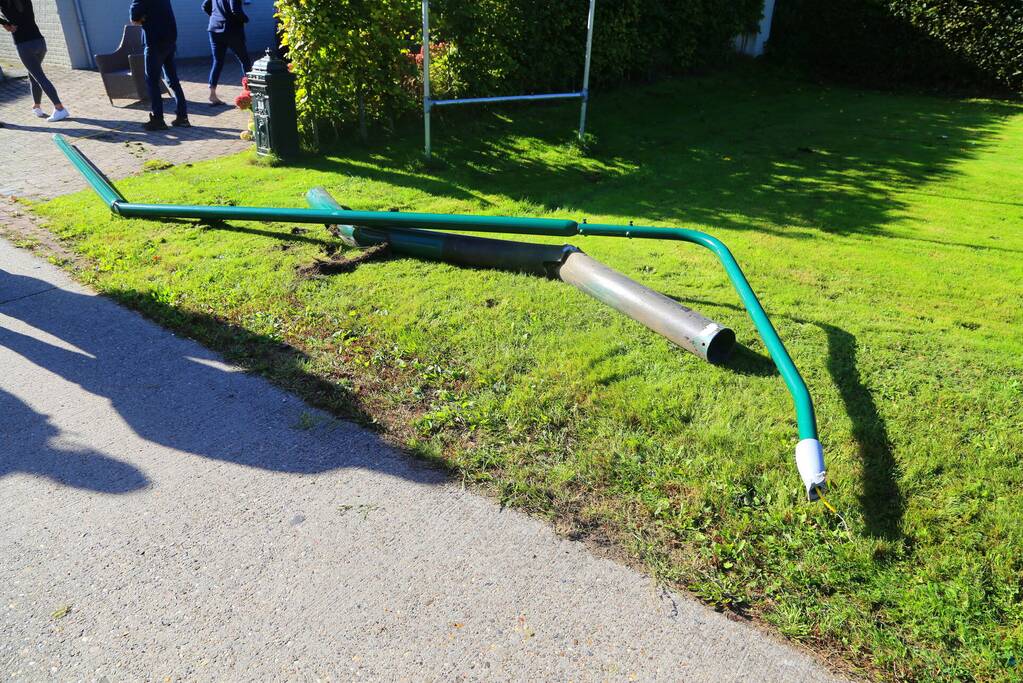 Bestuurder bestelbus rijdt lantaarnpaal uit de grond