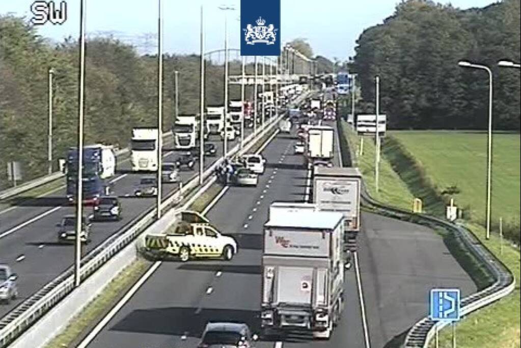 Rijbaan snelweg afgesloten na ongeval