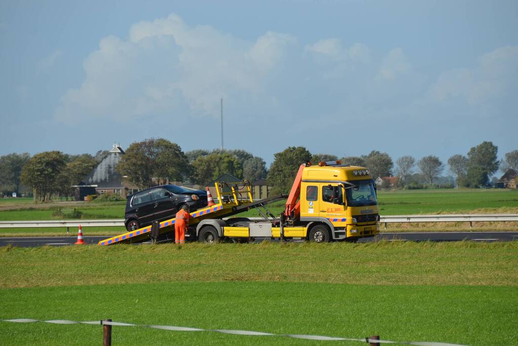 Auto botst op vrachtwagen