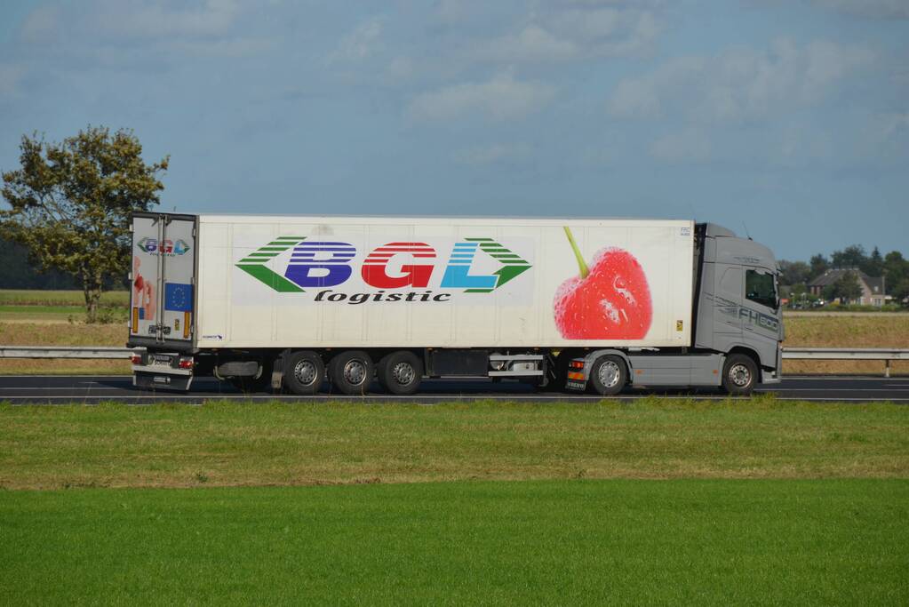 Auto botst op vrachtwagen