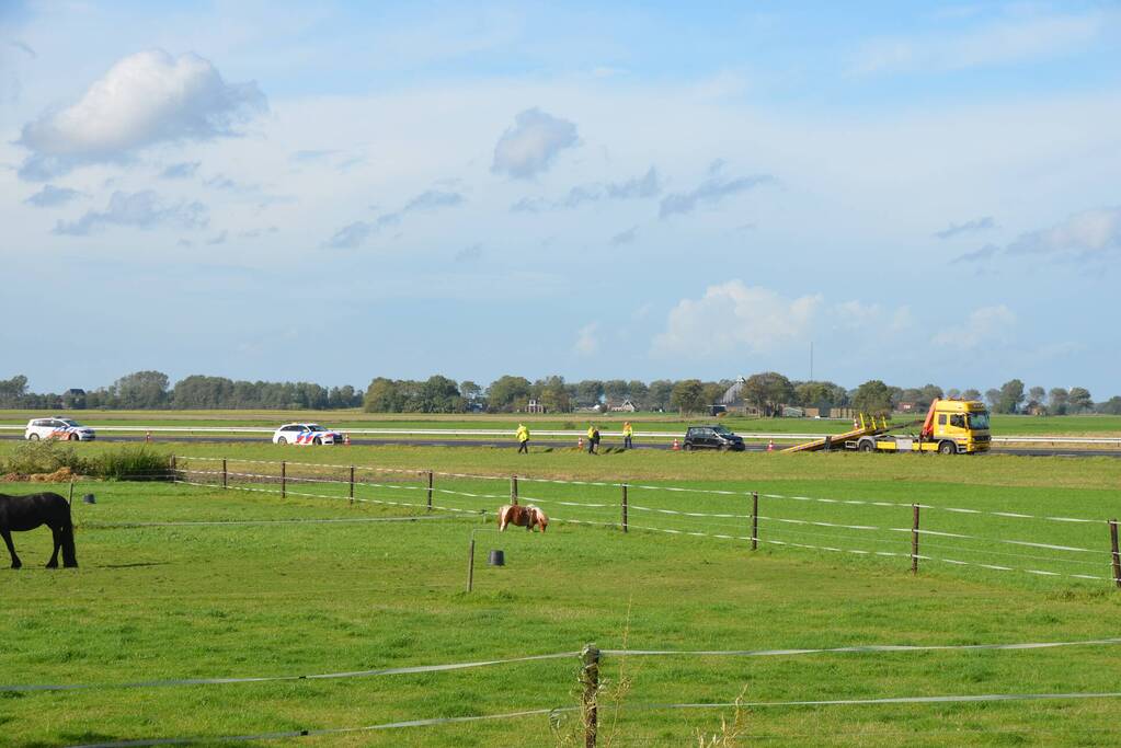 Auto botst op vrachtwagen