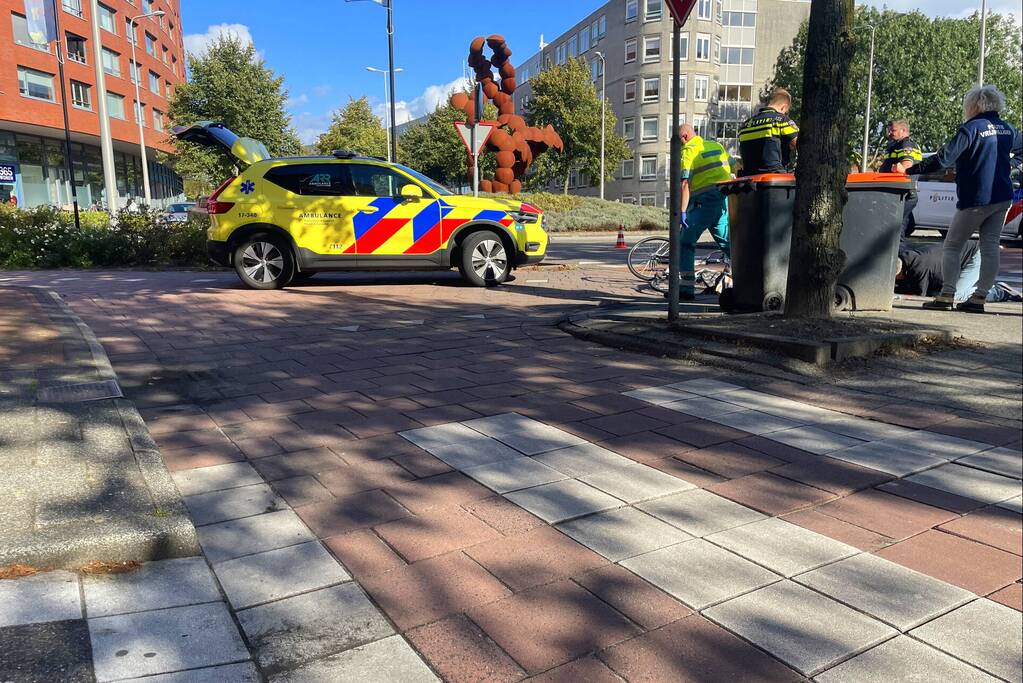 Overstekende fietser aangereden door auto