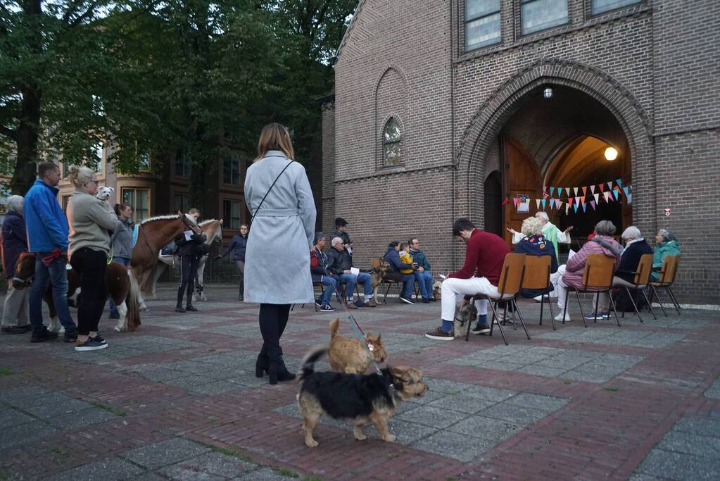 Huisdieren krijgen zegening op Dierendag