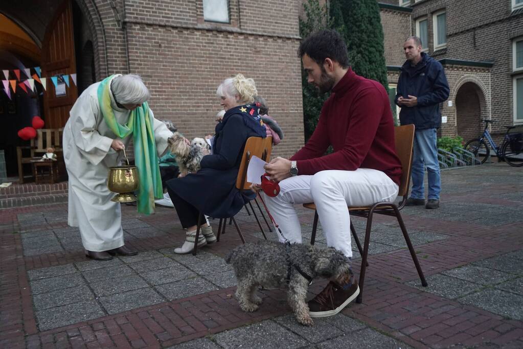 Huisdieren krijgen zegening op Dierendag