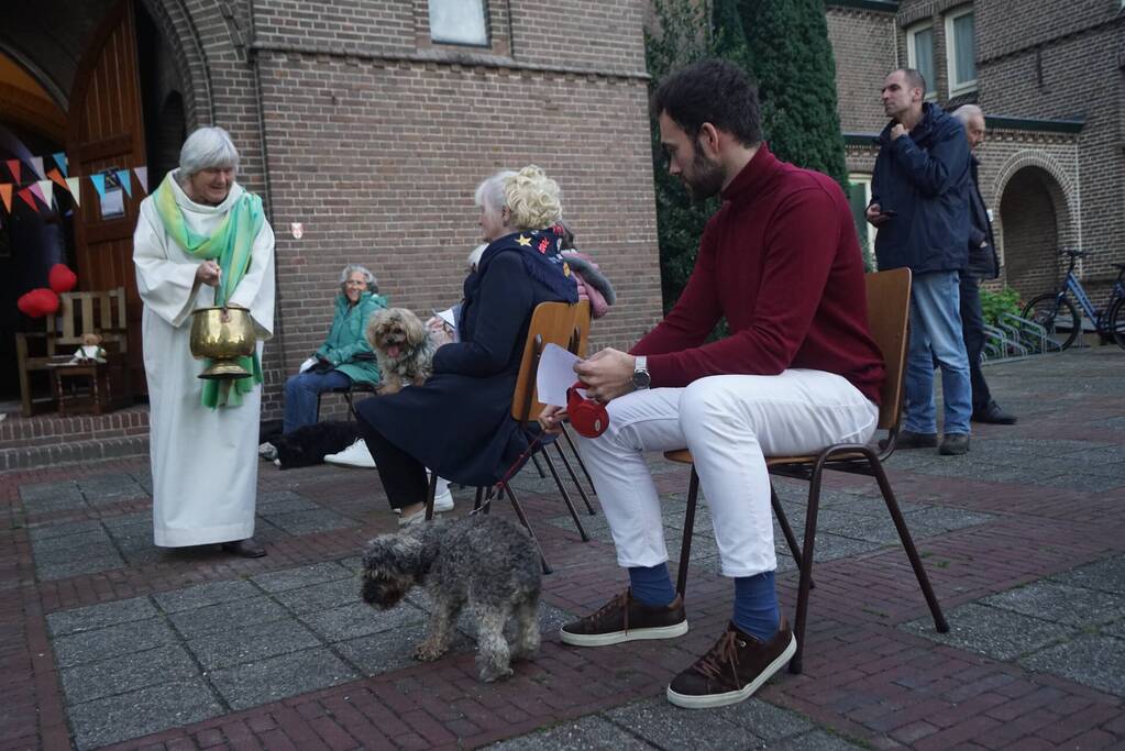 Huisdieren krijgen zegening op Dierendag