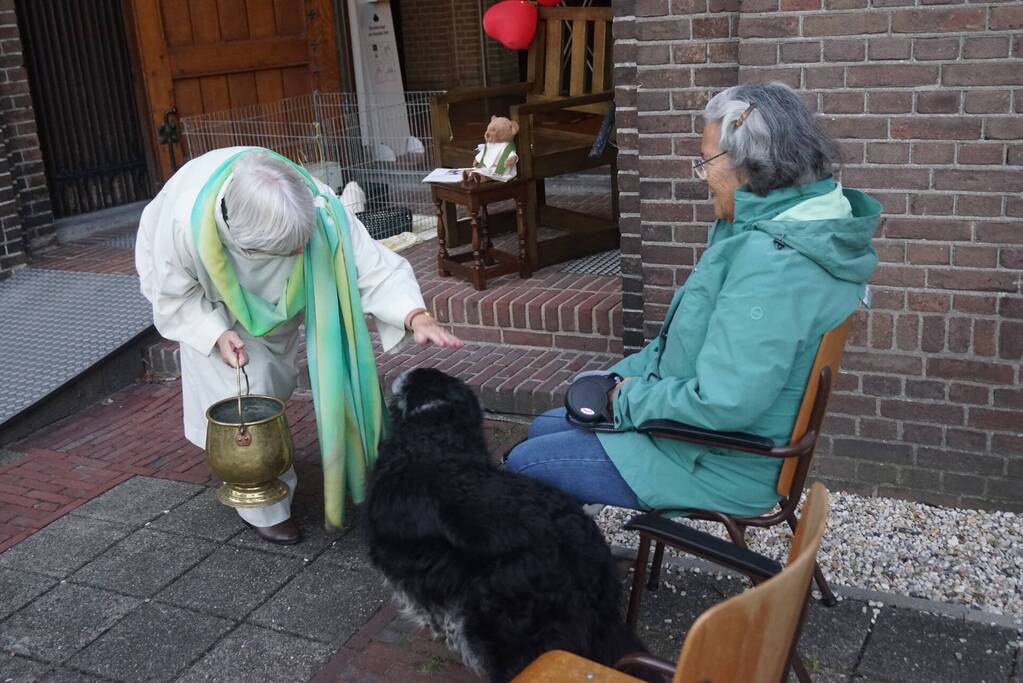 Huisdieren krijgen zegening op Dierendag