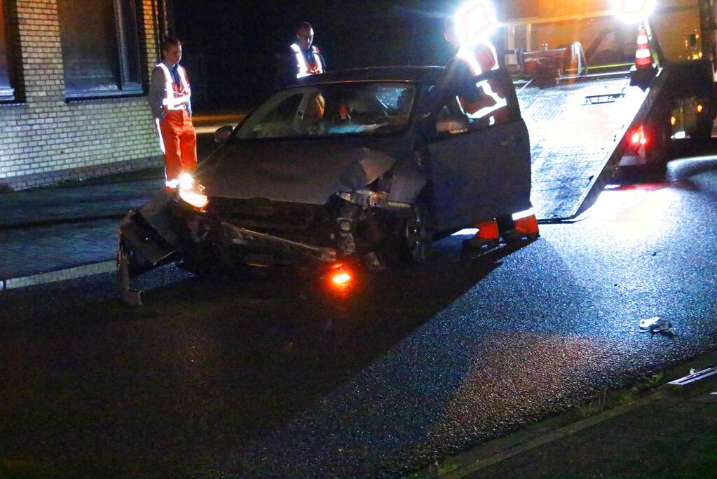 Auto rijdt lantaarnpaal uit de grond