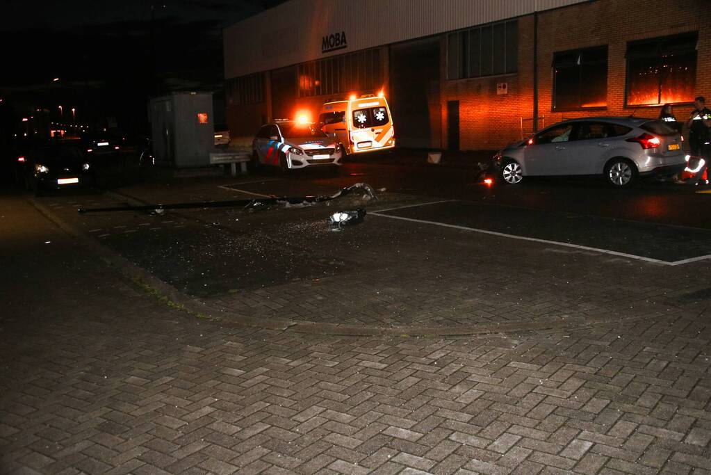 Auto rijdt lantaarnpaal uit de grond