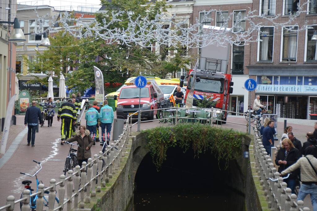 Brandweer bevrijdt kat uit gracht