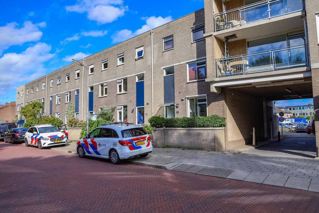 Politie verricht onderzoek naar aantreffen overleden persoon in appartementencomplex