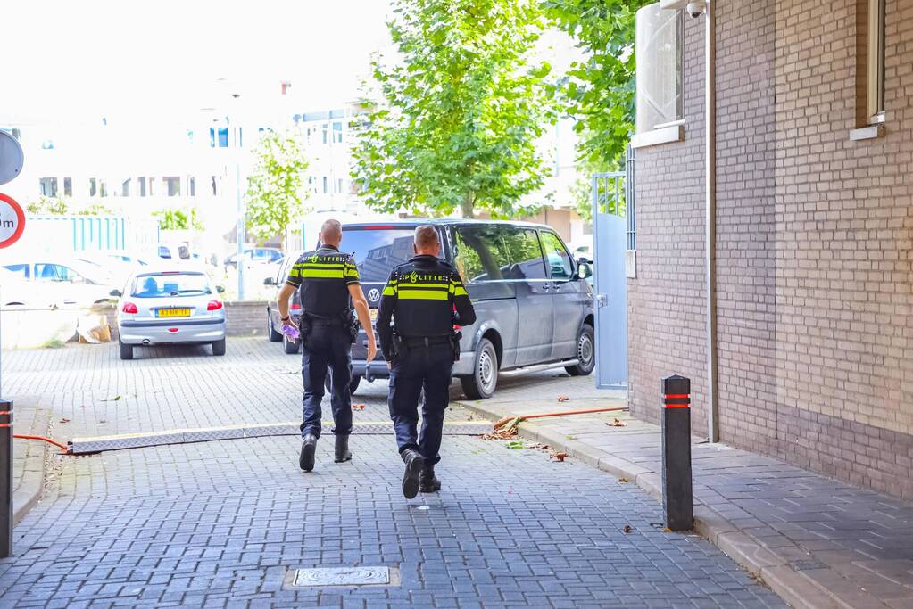 Politie verricht onderzoek naar aantreffen overleden persoon in appartementencomplex