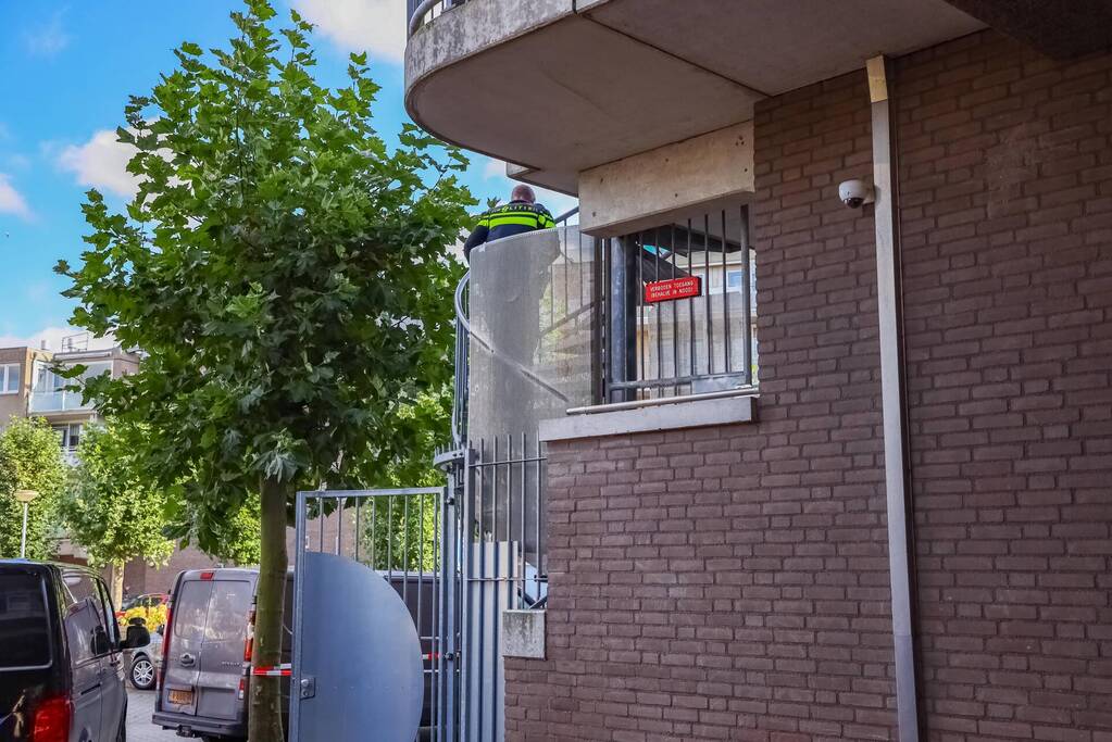 Politie verricht onderzoek naar aantreffen overleden persoon in appartementencomplex