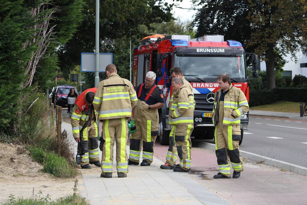 Lek in gasleiding ontstaan onder de stoep