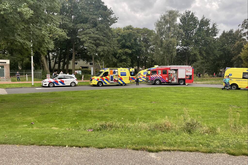 Ambulance eindigt in sloot