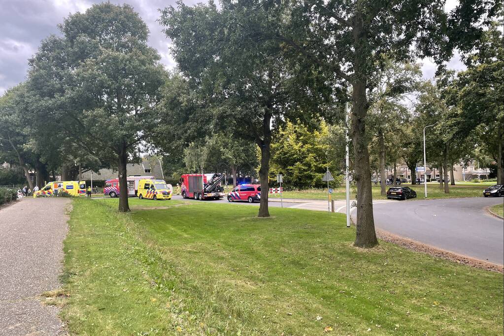 Ambulance eindigt in sloot