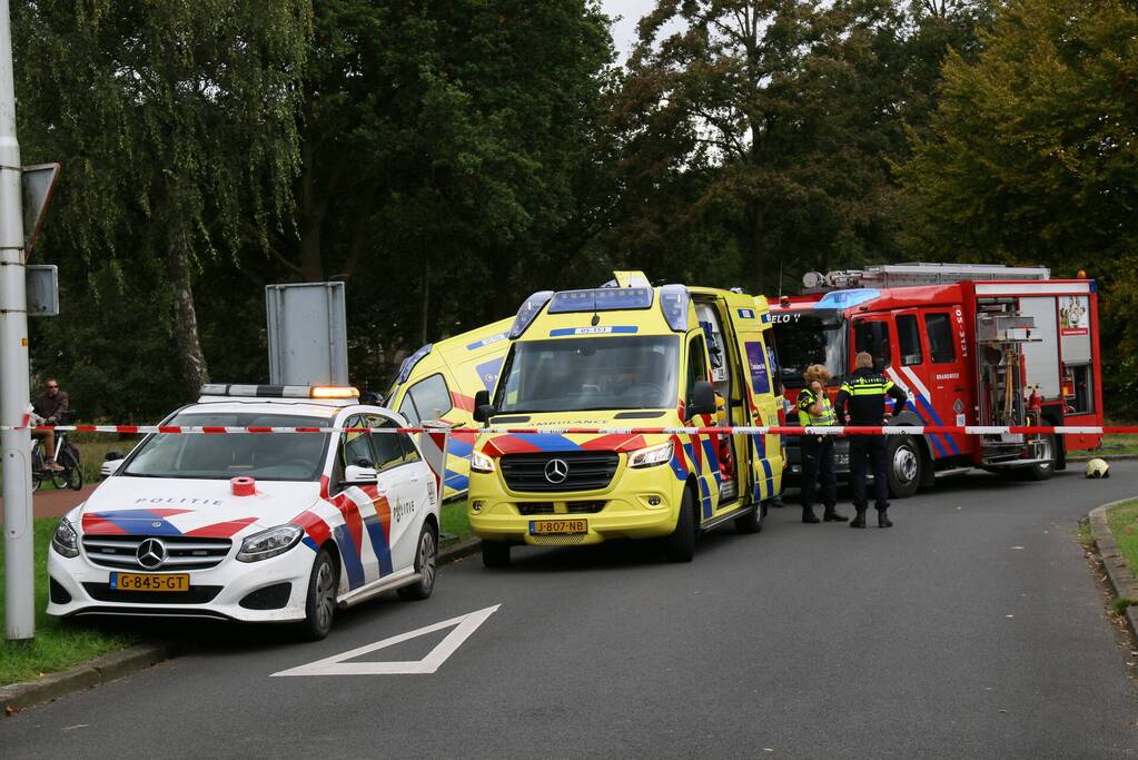 Ambulance eindigt in sloot