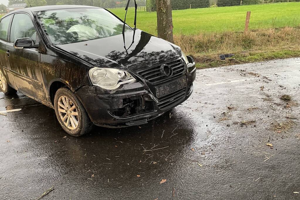 Auto knalt tegen boom en auto