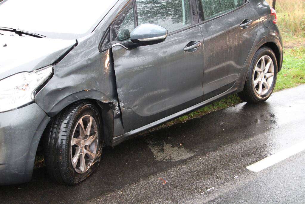 Auto knalt tegen boom en auto
