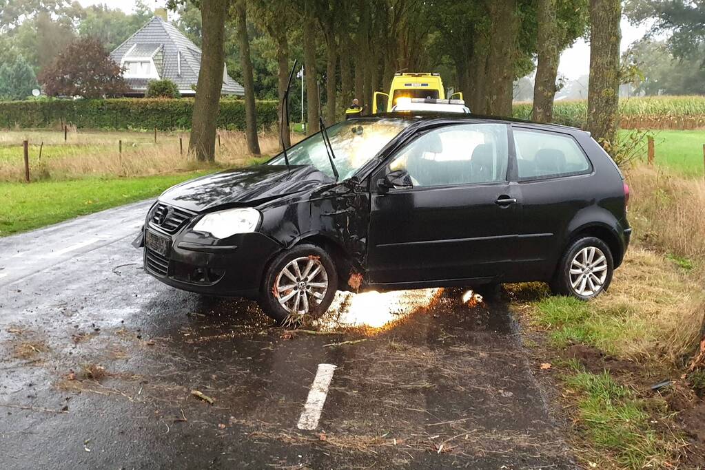 Auto knalt tegen boom en auto