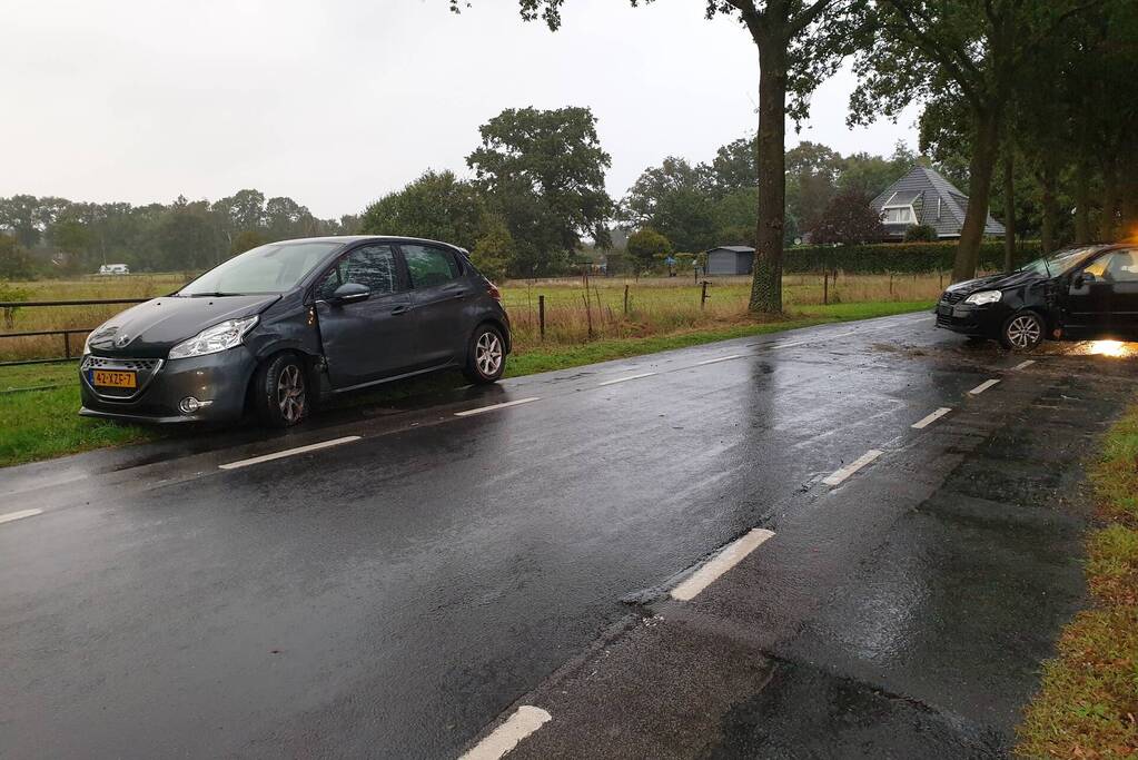 Auto knalt tegen boom en auto