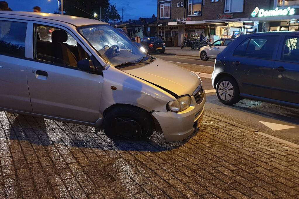 Auto botst tegen paal aan