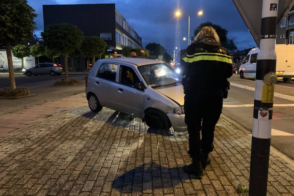 Auto botst tegen paal aan