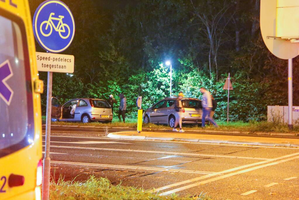 Auto's botsen frontaal op elkaar