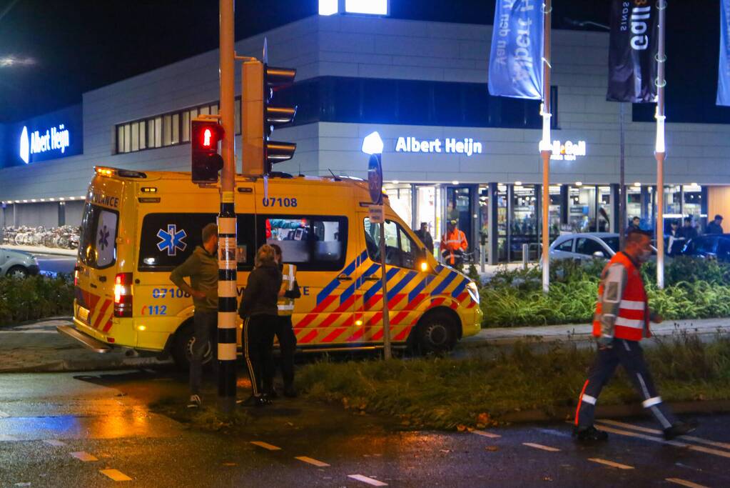 Auto's botsen frontaal op elkaar
