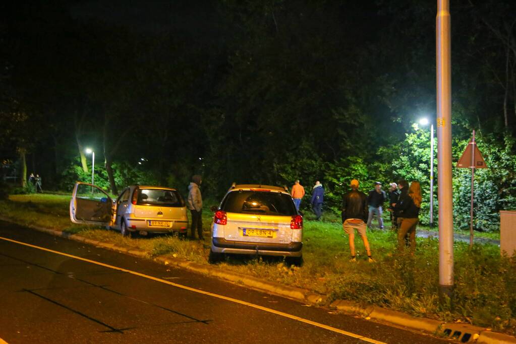 Auto's botsen frontaal op elkaar