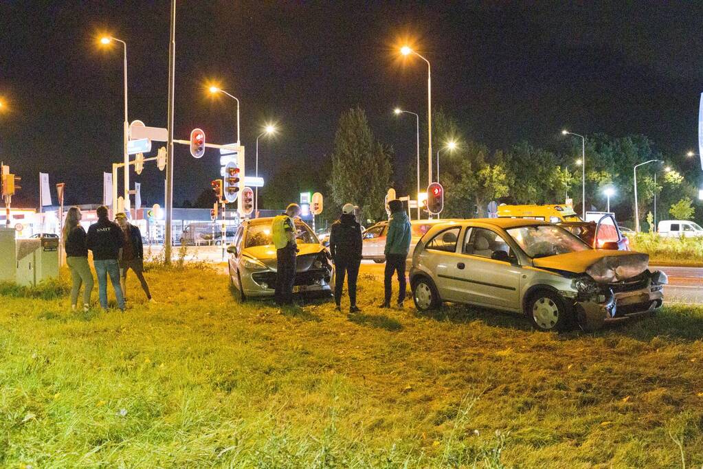 Auto's botsen frontaal op elkaar