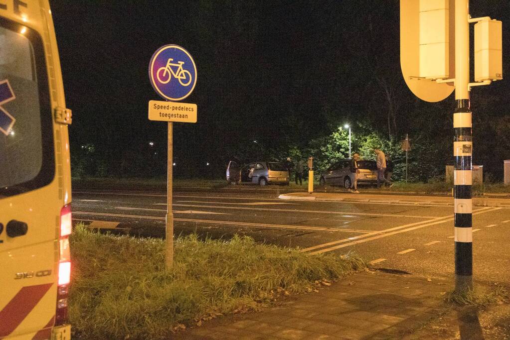 Auto's botsen frontaal op elkaar