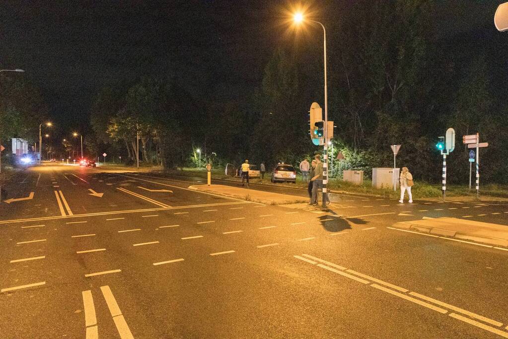 Auto's botsen frontaal op elkaar