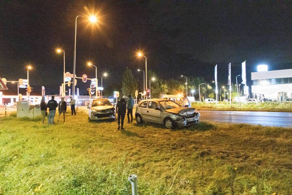 Auto's botsen frontaal op elkaar